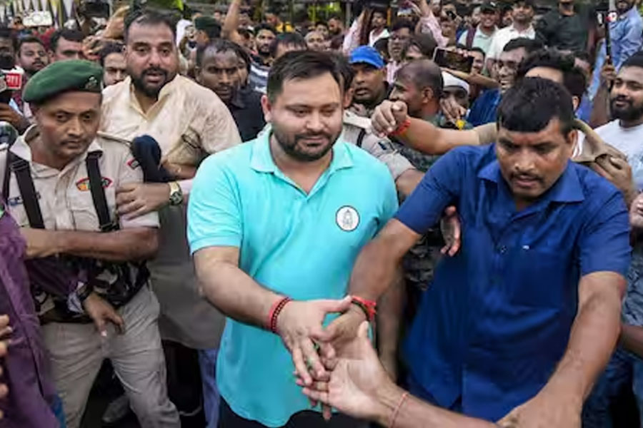 तेजस्वी, मार्च, राजभवन, पुलिस, डाकबंगला, रोका, वाटर कैनन, तैनात
