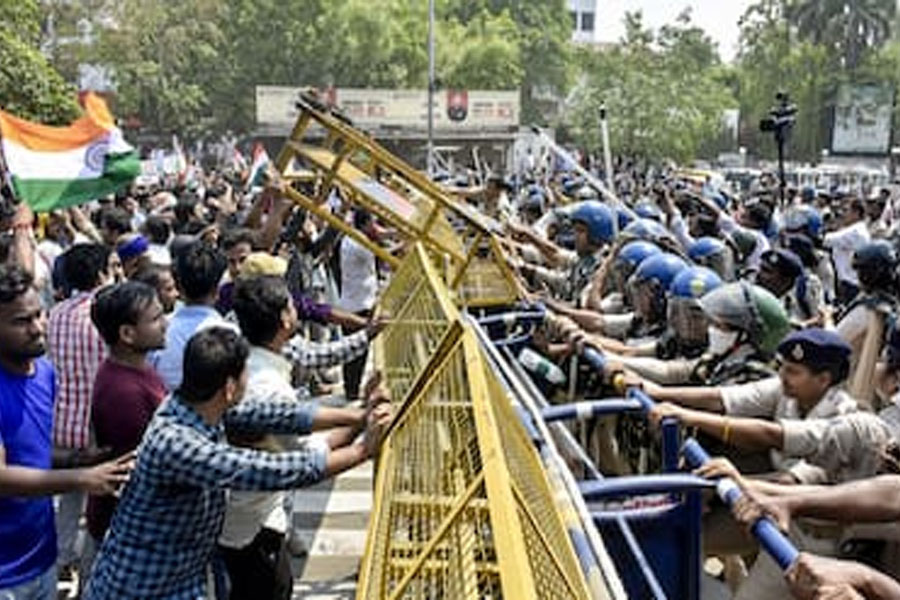 छात्र, हल्लाबोल, TRE 4, BPSC, BSSC, भर्ती, पटना, लाठी-डंडा, पुलिस, धक्का-मुक्की