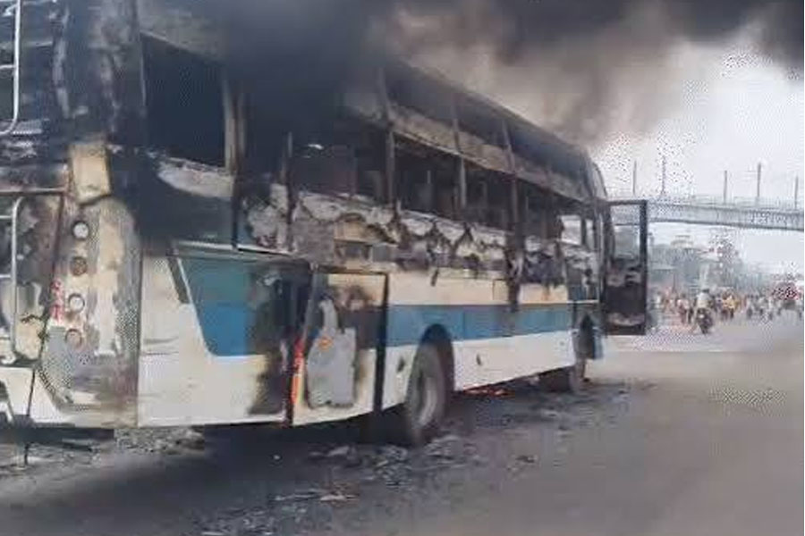 बस, हादसा, बवाल, पुलिस, 10 गाड़ियां, फूंक डाली, युवक, मौत