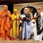 तुलसी के अनुयायी : हार्वर्ड में अमेरिकी विद्वान प्रोफेसर डायना को सम्मानित करते स्वामी केशवानंद जी व मोरारी बापू।