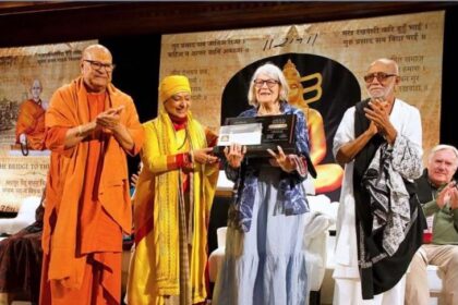 तुलसी के अनुयायी : हार्वर्ड में अमेरिकी विद्वान प्रोफेसर डायना को सम्मानित करते स्वामी केशवानंद जी व मोरारी बापू।