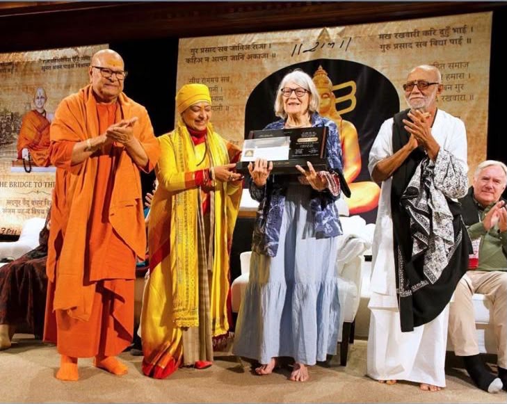 तुलसी के अनुयायी : हार्वर्ड में अमेरिकी विद्वान प्रोफेसर डायना को सम्मानित करते स्वामी केशवानंद जी व मोरारी बापू।