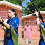 साड़ी, AK-47,फायरिंग, महिला, IPS, वीडियो, शस्त्र पूजा, ले.जनरल, भड़के