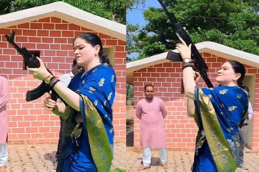 साड़ी, AK-47,फायरिंग, महिला, IPS, वीडियो, शस्त्र पूजा, ले.जनरल, भड़के