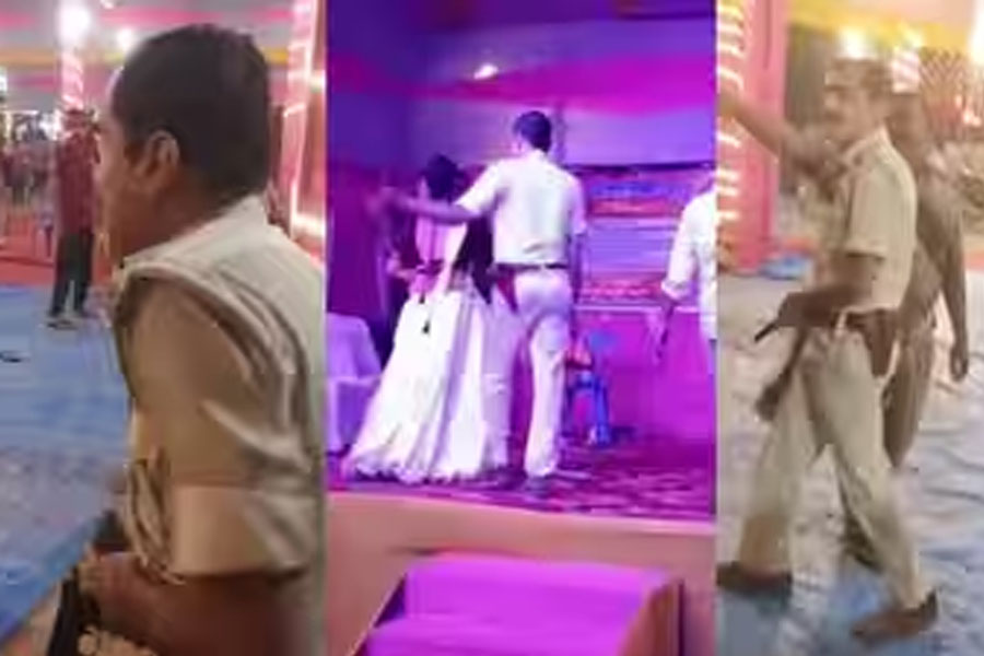 दारोगा, डांसर, थप्पड़, अश्लील, नृत्य, भीड़, पिस्टल, लहराया