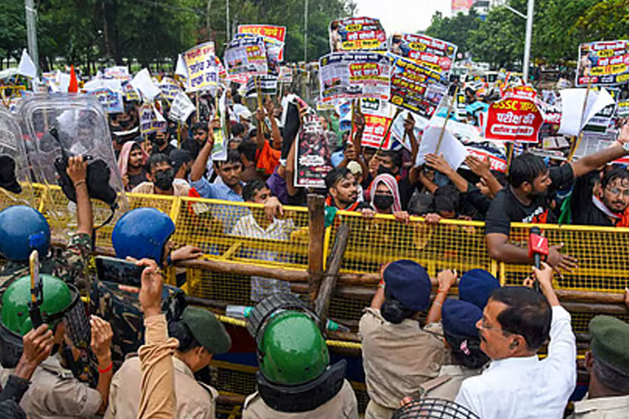 दारोगा, भर्ती, मेन्स, परीक्षा, रद्द, पटना, छात्र, बवाल, पुलिस, झड़प